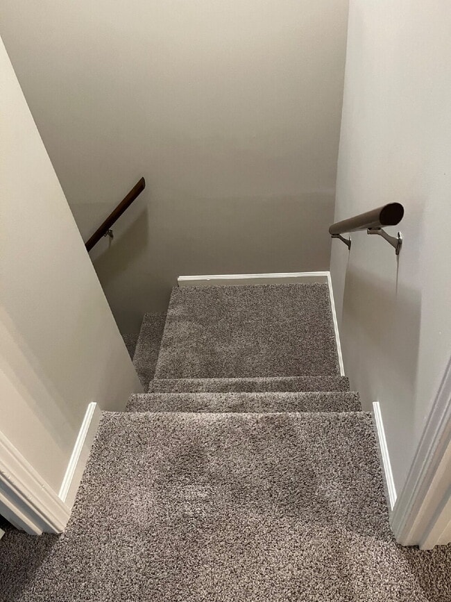 Building Photo - "Charming 2-Bed, 2.5-Bath Townhouse Retrea...