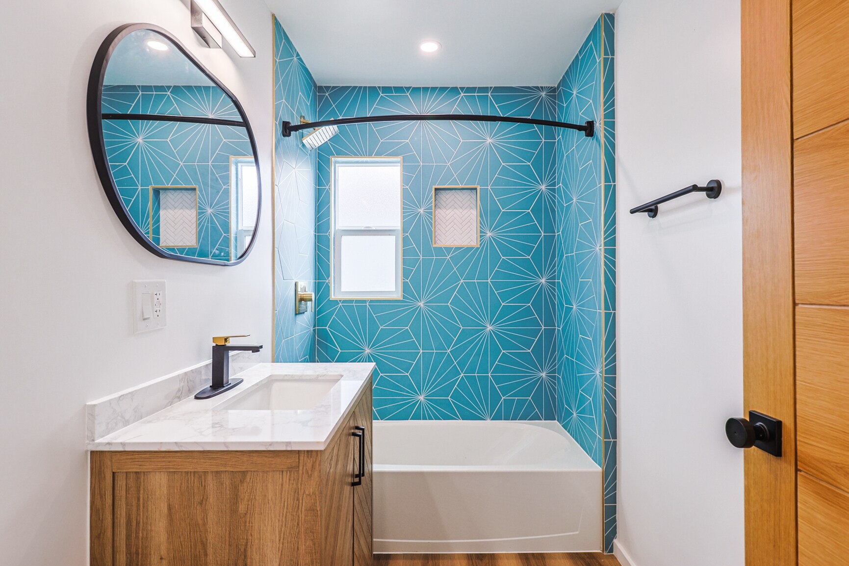 Hallway Bath - 4521 E 55th St