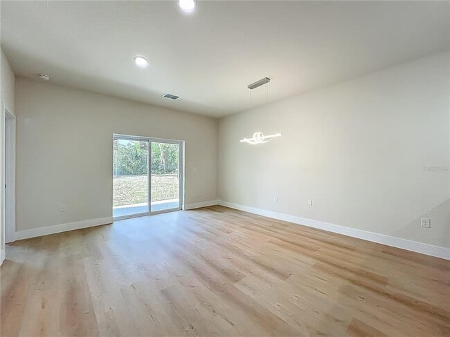 Building Photo - 356 W 4th St