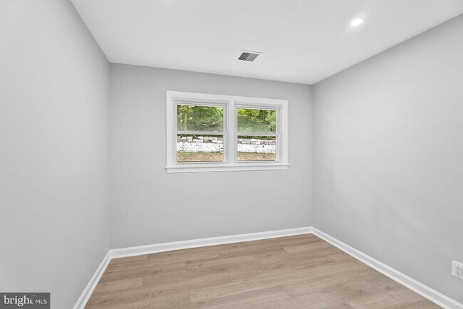 Building Photo - 5822 Brookview Dr