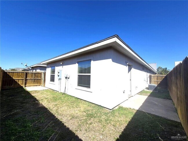 Building Photo - 1713 W Garrison Dr