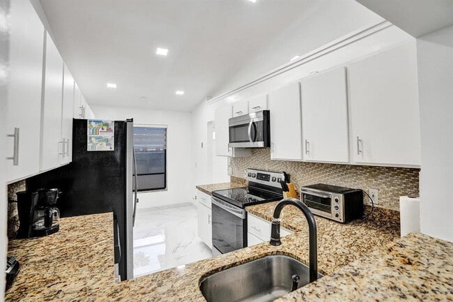 Building Photo - 5434 SW 25th Ave