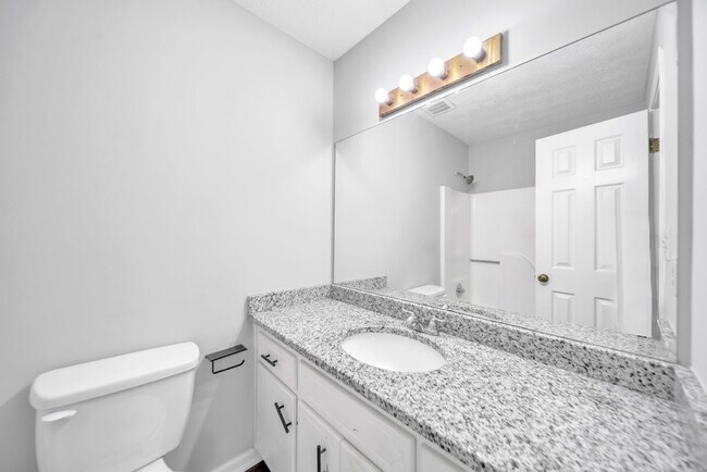 Building Photo - 608 Wood Ridge Dr