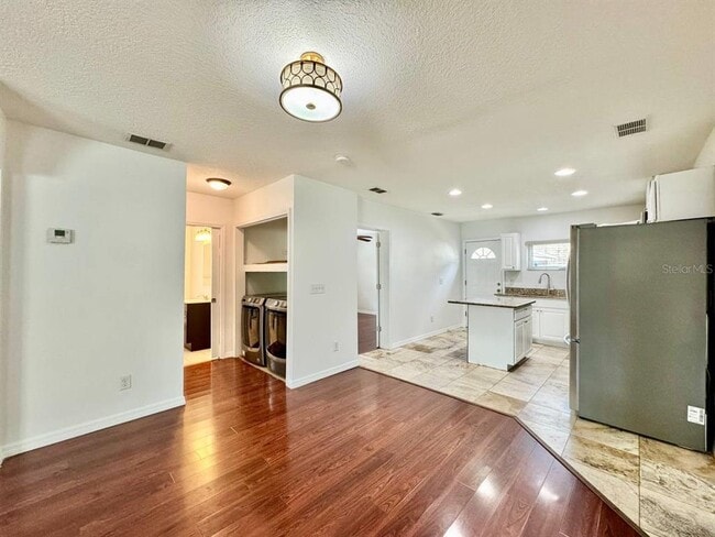 Building Photo - 809 W Hiawatha St