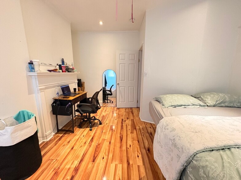 Building Photo - 5818 Hobart St