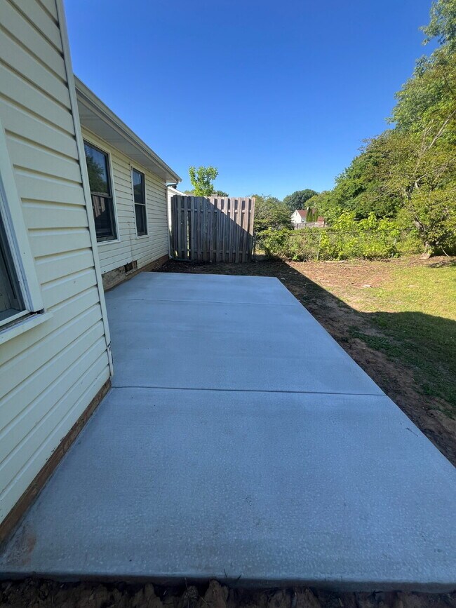 Building Photo - 3413 Clearwater Dr