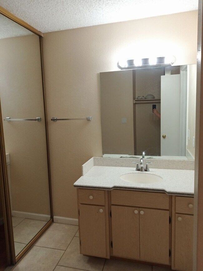 Building Photo - Welcome to this cozy 3-bedroom, 2-bathroom...