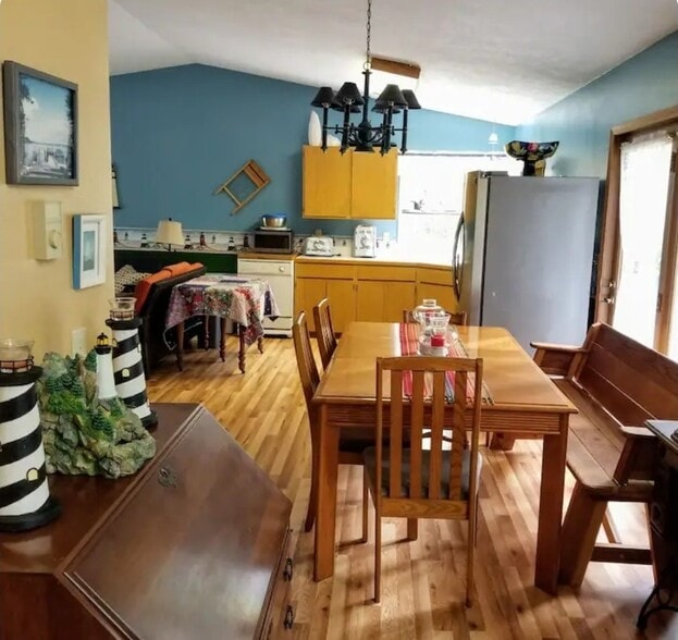 Kitchen table and dining room - 11415 Leschi Cir