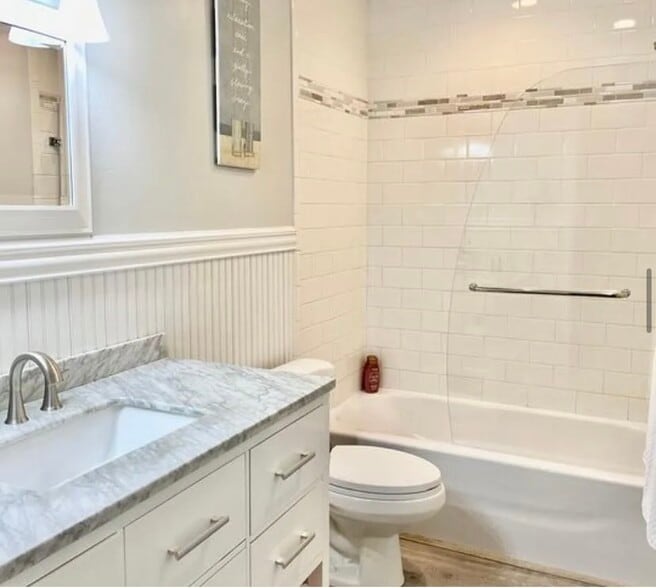 Updated bathroom. Tub/shower combo. - 3575 Gulf Blvd