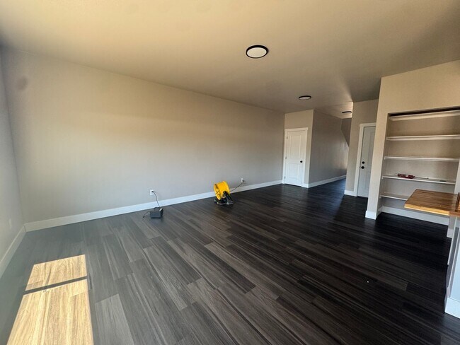 Building Photo - Modern 3 bedroom townhouse