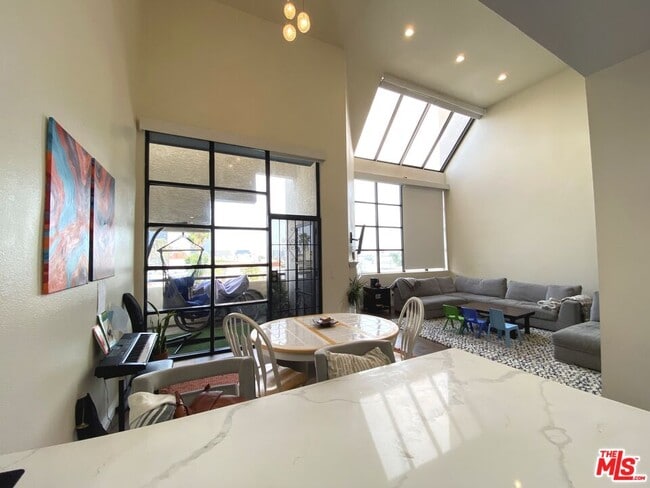 Building Photo - 11636 Montana Ave
