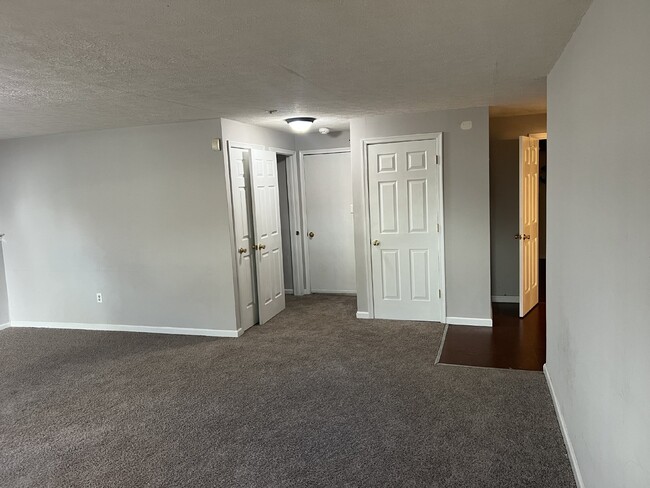 Building Photo - Charming Split Foyer with Spacious Layout ...