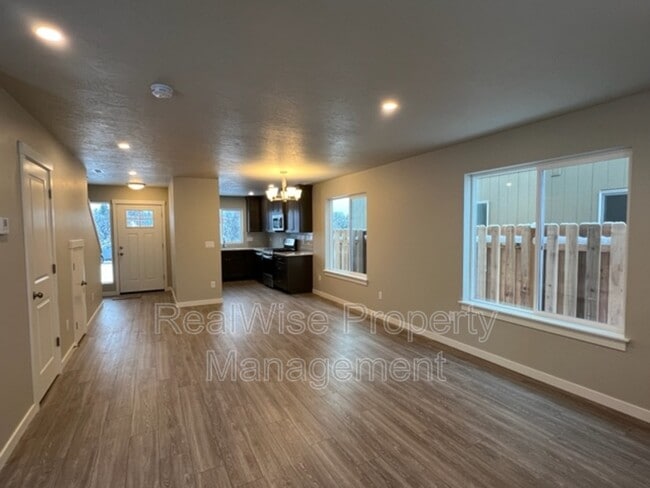 Building Photo - 675 NE Brookstone Dr