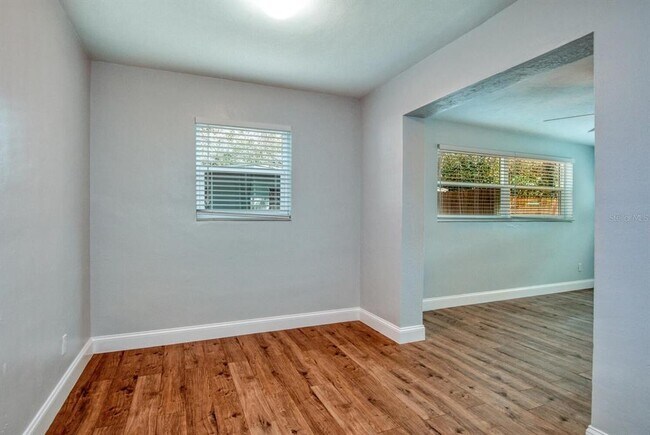 Building Photo - 4104 W Lawn Ave