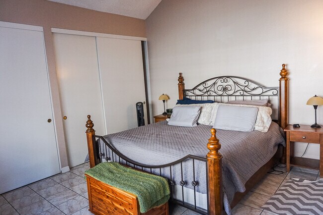 Building Photo - Beautiful 3 bed 2.5 bath Townhome in Orange