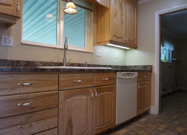 Building Photo - Murray 5 Bedroom Rambler Home
