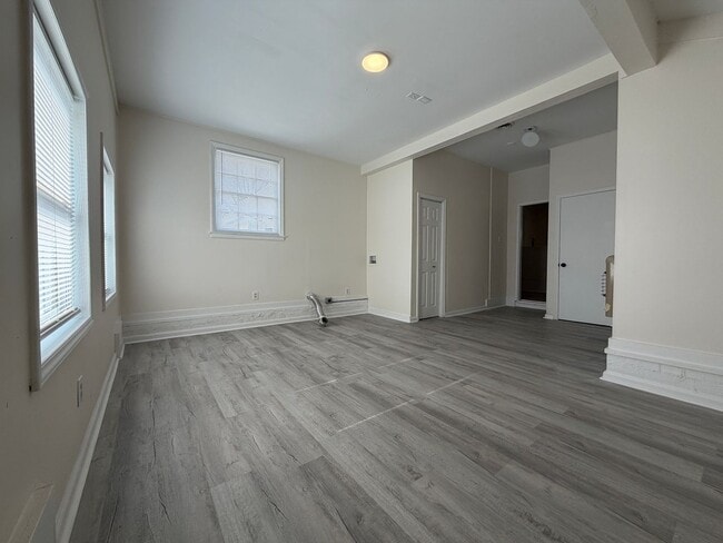 Building Photo - Large Home suitable for Residence or Business