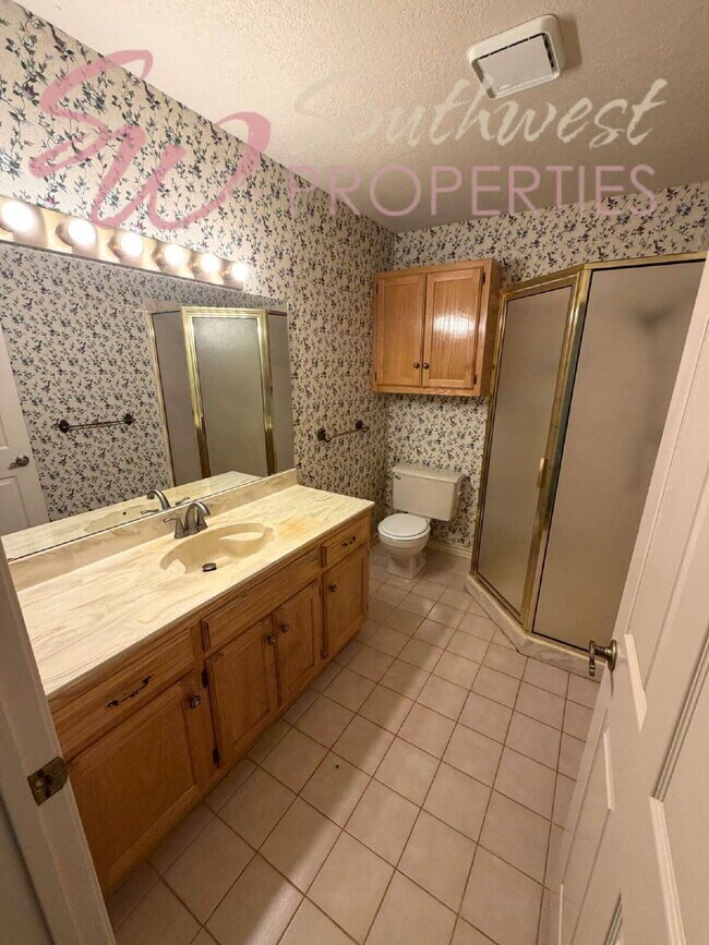 Building Photo - 2 bedroom 2 bath well maintained home close to city park!
