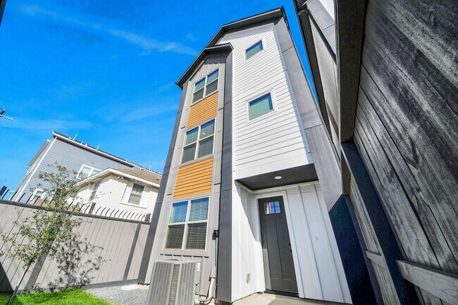 Building Photo - 2524 Live Oak St