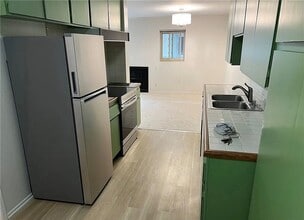 Building Photo - 55 Knolls Crescent