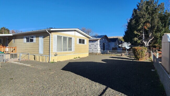 Building Photo - "Charming 2-Bedroom Mobile Home with Scenic Views in Boise – Spacious 1344 Sq Ft Oasis!"