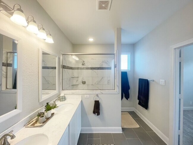 Building Photo - This stunning, 4BED/2BATH, well maintained...