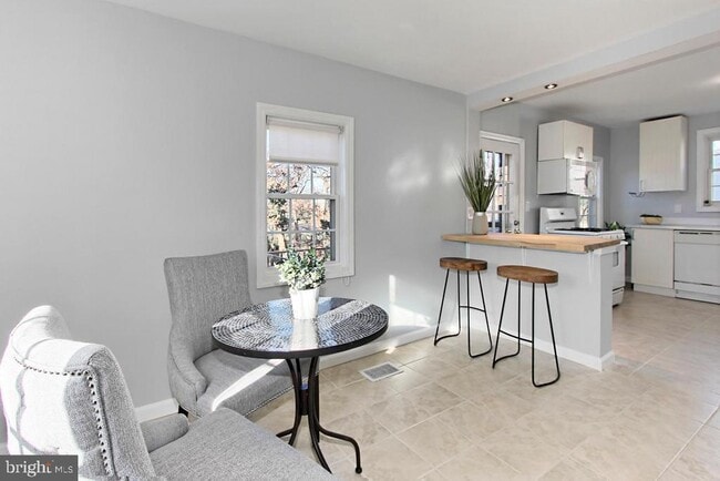 Building Photo - 2104 S Nelson St