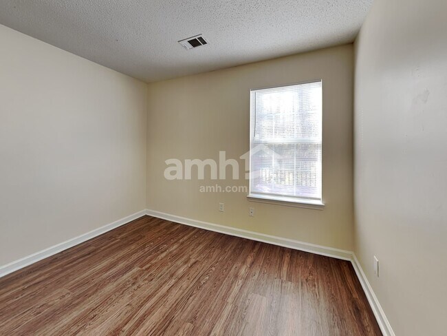 Building Photo - 271 Village Dr