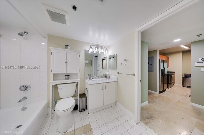 Building Photo - 1200 Brickell Bay Dr