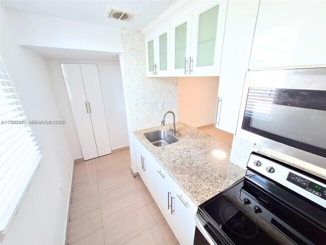 Building Photo - 2011 Bay Dr