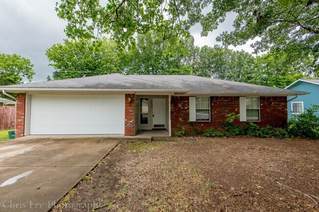Building Photo - Beautiful 3 Bedroom Home 5 minutes From UofA!