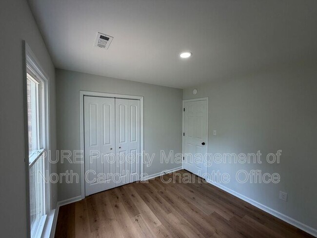 Building Photo - 1712 Blandford Dr