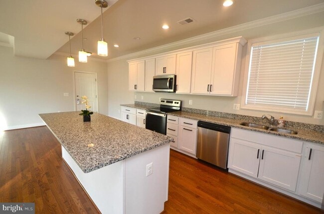 Building Photo - 3541 Oak Dr