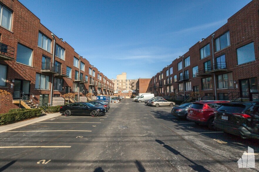 Building Photo - 941 W Grace St