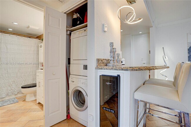 Building Photo - 10350 W Bay Harbor Dr