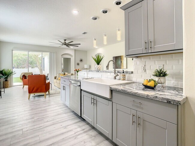 Building Photo - Beautifully Remodeled Citrus Park House