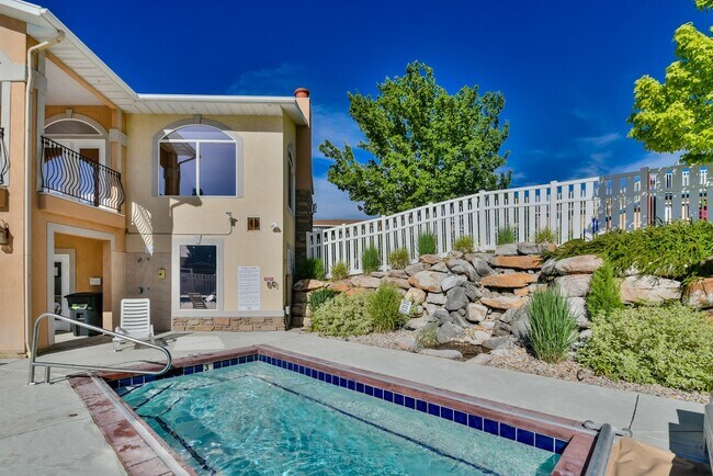 Building Photo - Beautiful Townhome in Great Location!