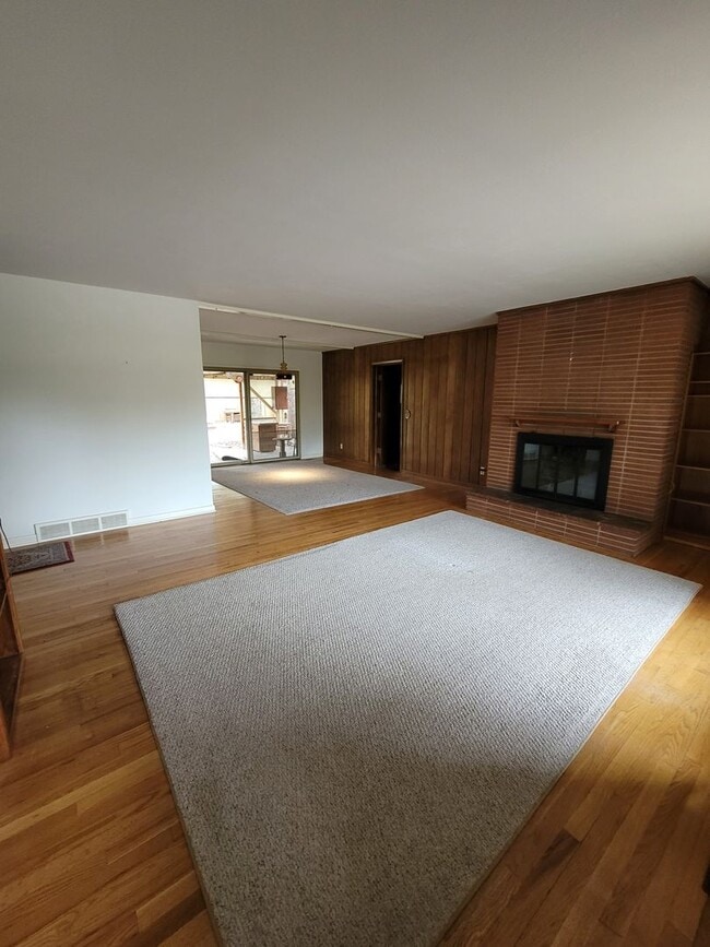 Building Photo - Cozy 3 Bedroom Home for Rent on Parkview Blvd