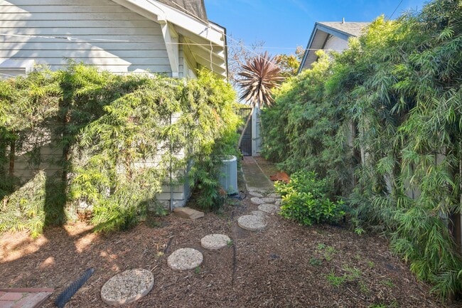 Building Photo - Charming 2-Bedroom 2 bath home with Modern Comforts in San Diego's Historic Mission Hills!