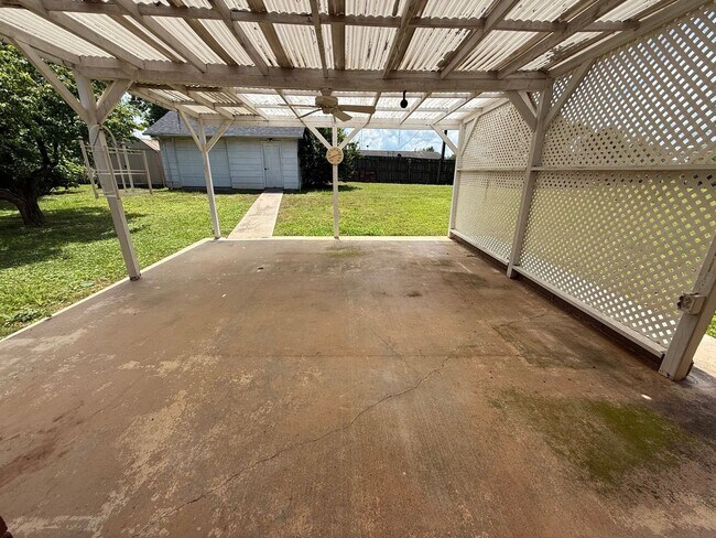 Building Photo - Charming 3 Bedroom, 2 Bathroom Home in Mus...