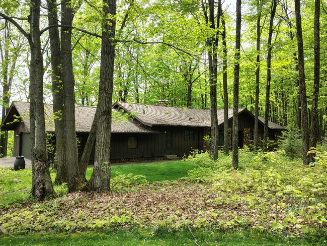 Building Photo - 156051 Restlawn Rd