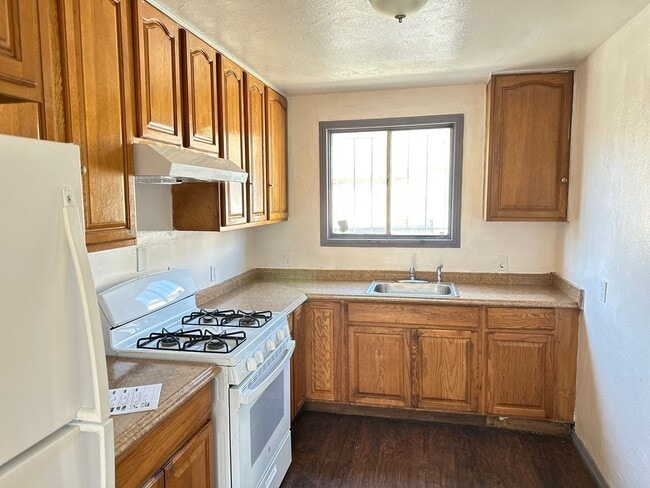 Building Photo - 2/ Bedrooms 1  Bathroom  House In a Quiet ...