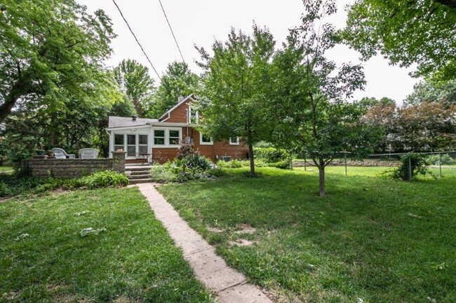 Building Photo - QUAINT COTTAGE IN THE CENTER OF IT ALL!