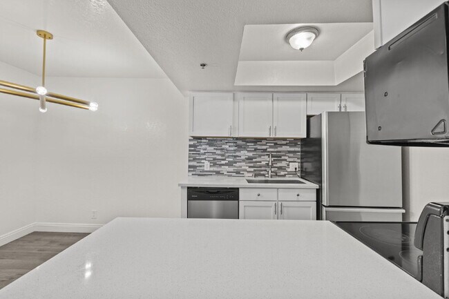 Building Photo - "Spacious 2-Bed, 2-Bath Condo Retreat in the Heart of Las Vegas!"