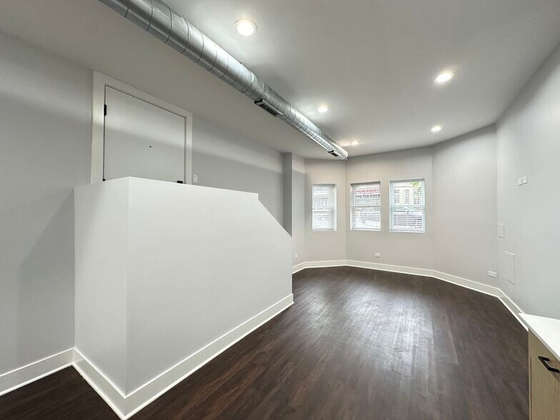 Building Photo - 2149 W Wilson Ave