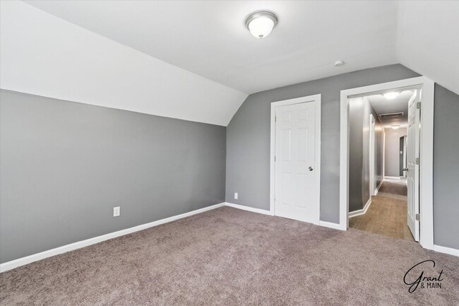 Building Photo - 6 bedroom 2 bath $2350