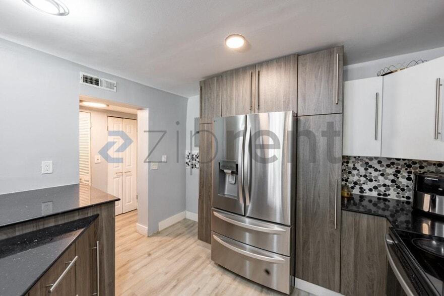 Building Photo - Unit 505