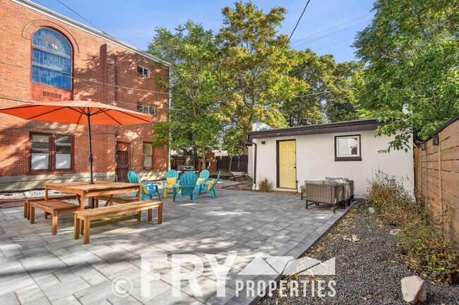 Building Photo - Stunning Victorian Home Near City Park