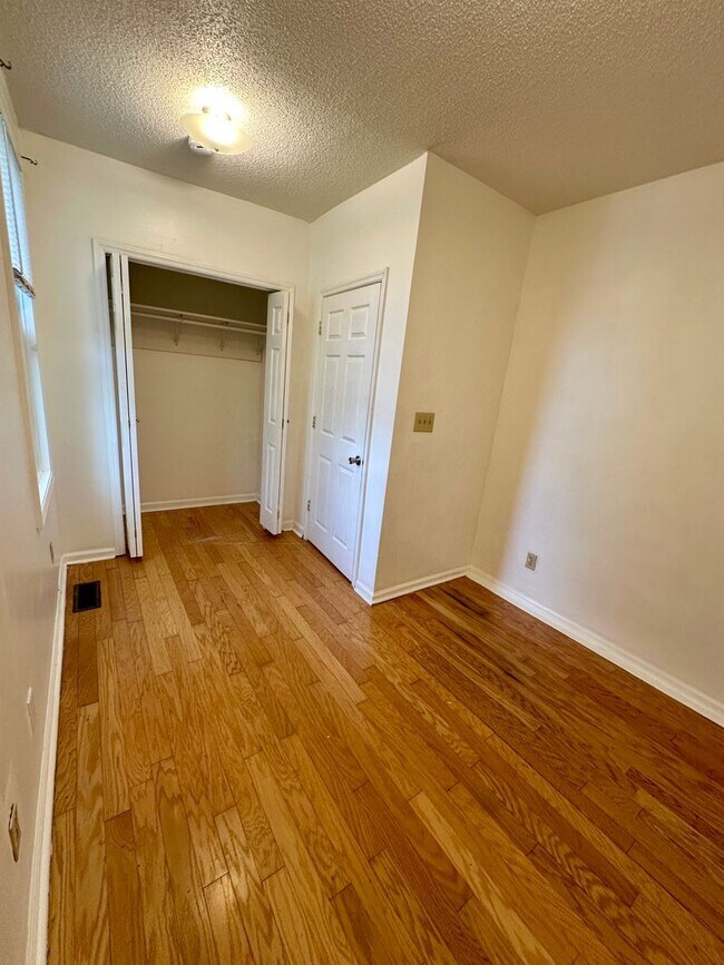 Building Photo - 3 BED | 2 BATH | GATED BACKYARD | THOMAS S...