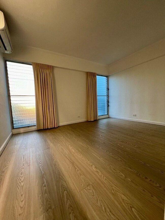 Building Photo - Spacious 1Bed 1Bath 1Parking Stall With Lanai & Den